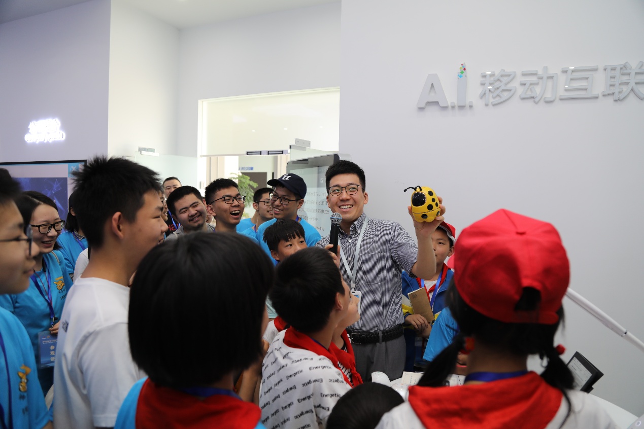 欢庆“六·一” “神奇校车”公益活动走进科大讯飞