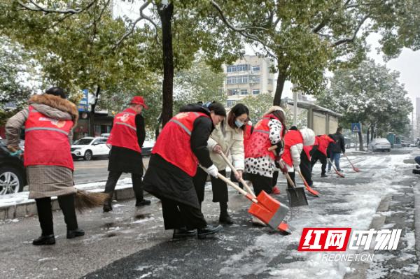 冰天雪地里的一团“火”！湘潭志愿者除冰扫雪暖人心